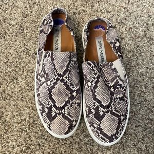Steve Madden Van-like Flats